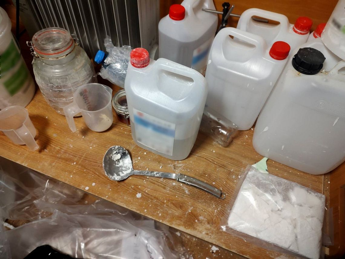 Urządził laboratorium narkotykowe w przyczepie kempingowej. Policjanci przejęli 5 kg towaru