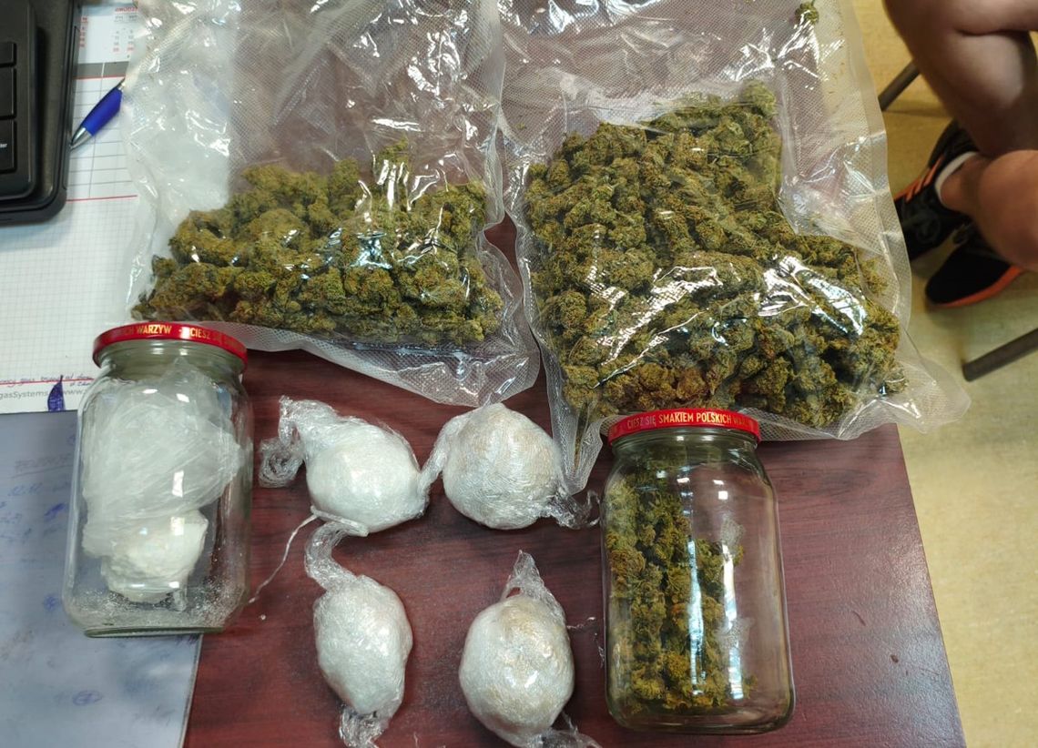 Urządził magazyn narkotyków w mieszkaniu partnerki. 25-latek twierdzi, że nie miała o tym pojęcia