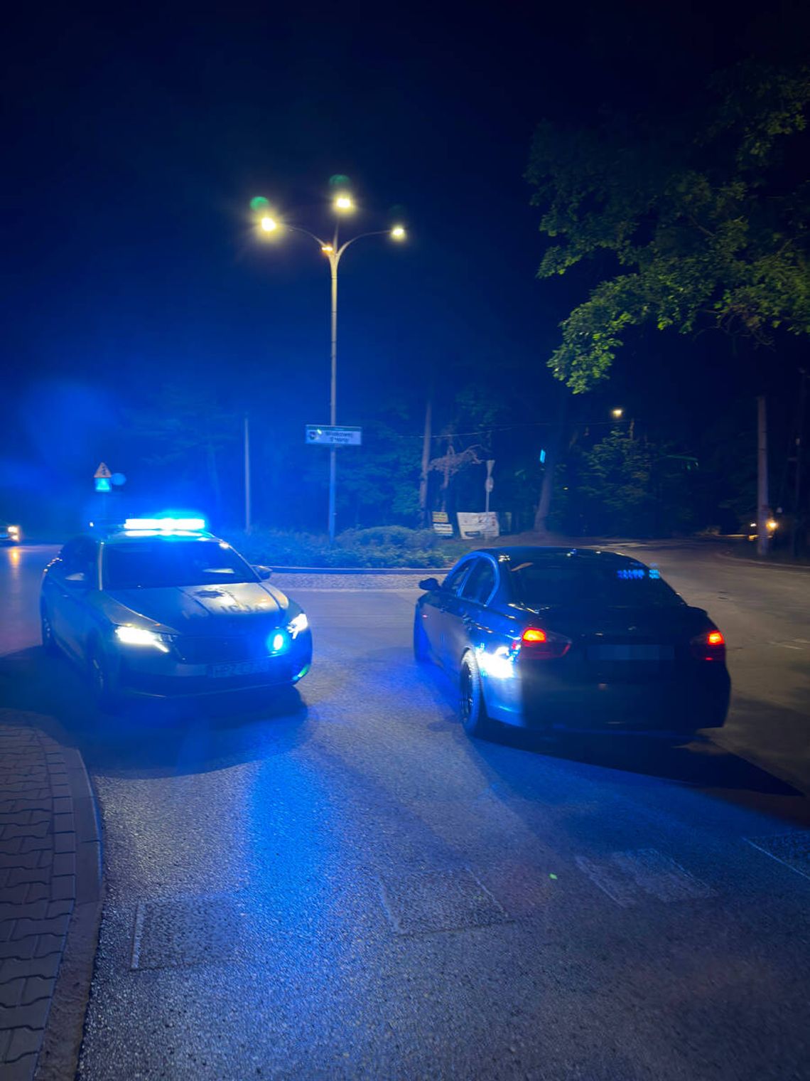 Urządził sobie drzemkę na środku jezdni. Pijany kierowca BMW wpadł w szał i groził policjantom Urządził sobie drzemkę na środku jezdni. Pijany kierowca BMW wpadł w szał i groził policjantom