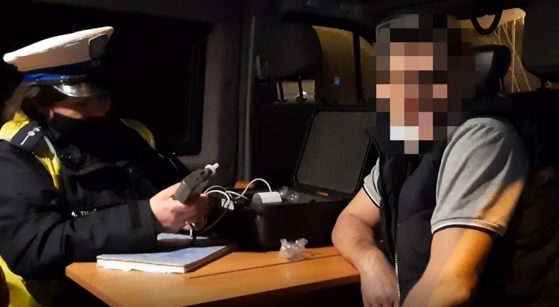 Urządzili libację na parkingu urzędu celnego i wsiedli za kółko. Zatrzymano pięciu obcokrajowców Urządzili libację na parkingu urzędu celnego i wsiedli za kółko. Zatrzymano pięciu obcokrajowców