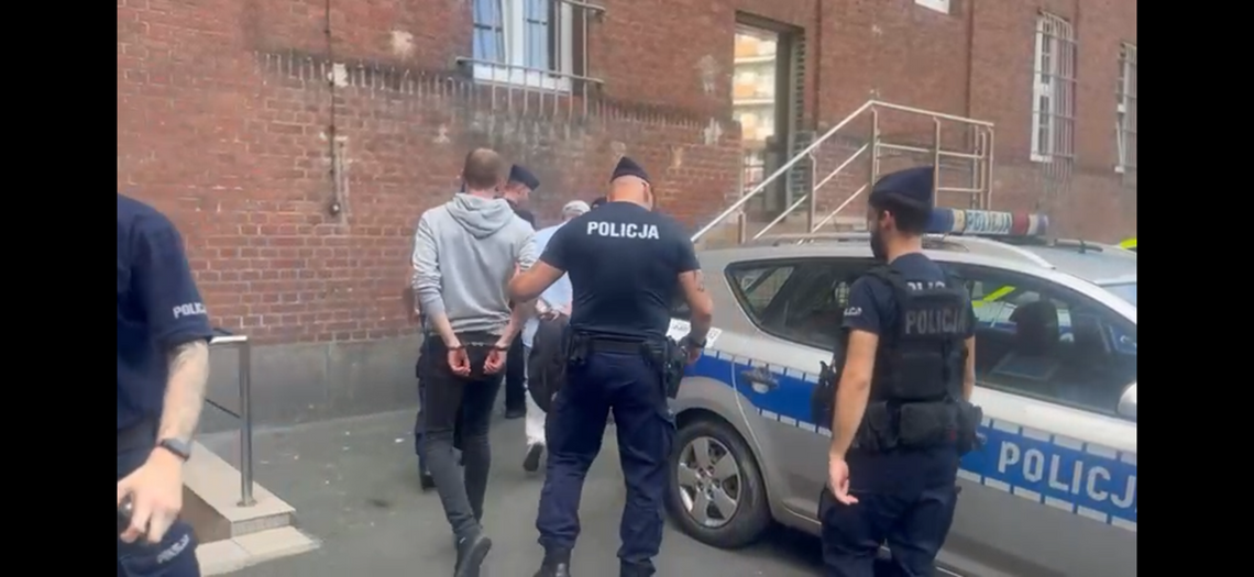 Urządzili na deptaku grę na pieniądze i wciągali w nią ludzi. Trzech mężczyzn zatrzymanych. Odpowiedzą za nielegalny hazard