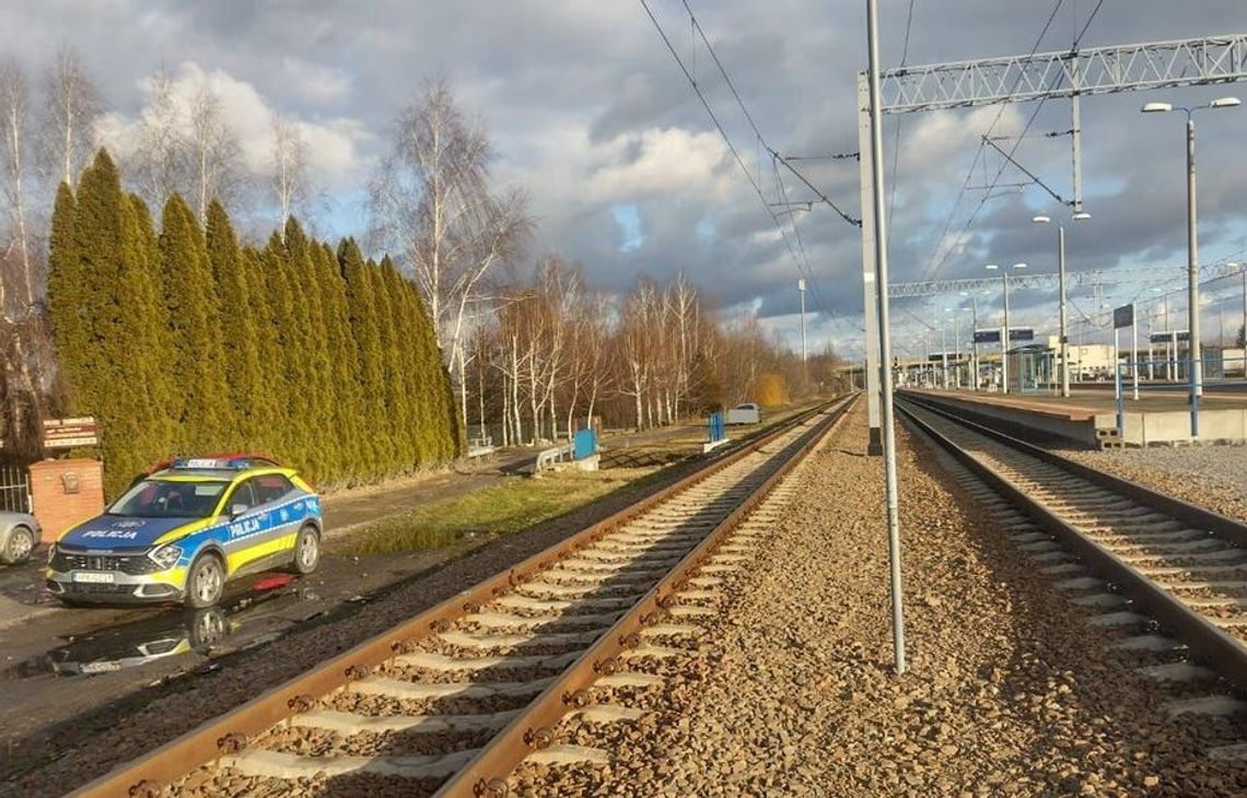 Usiadł na peronie, opierając się o wagon. Gdy pociąg ruszył, wpadł pod jego koła