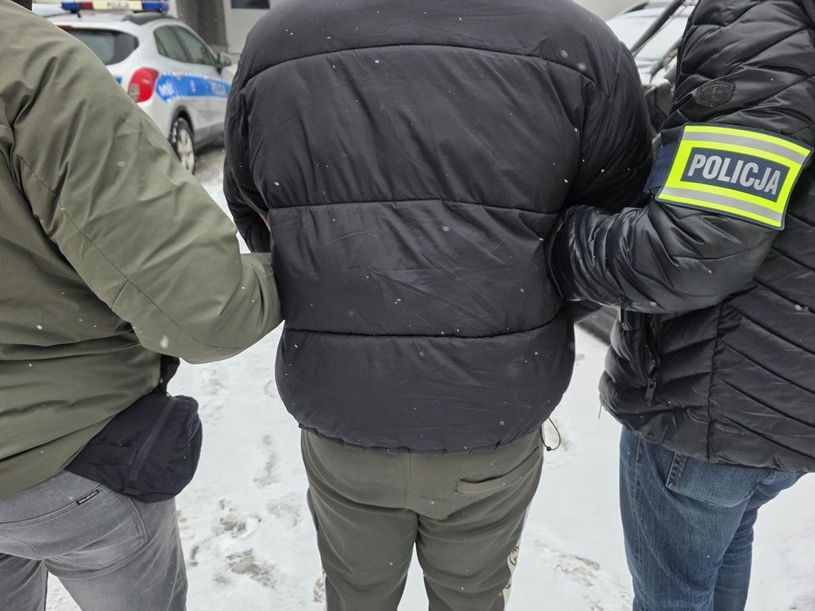 Usiadł naprzeciwko 17-latka i zaczął go bić. Brutalny rozbój w autobusie komunikacji miejskiej