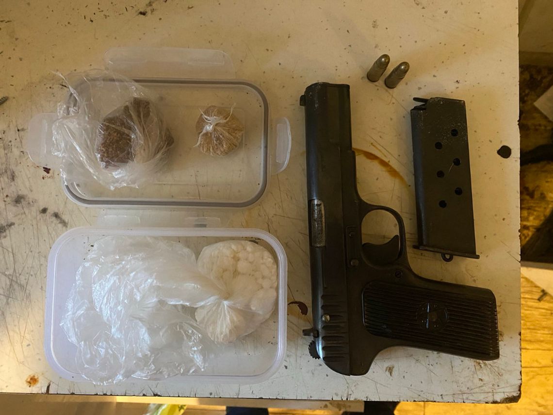 Usłyszał policję i schował się w dziecięcym łóżeczku. W mieszkaniu była broń i narkotyki