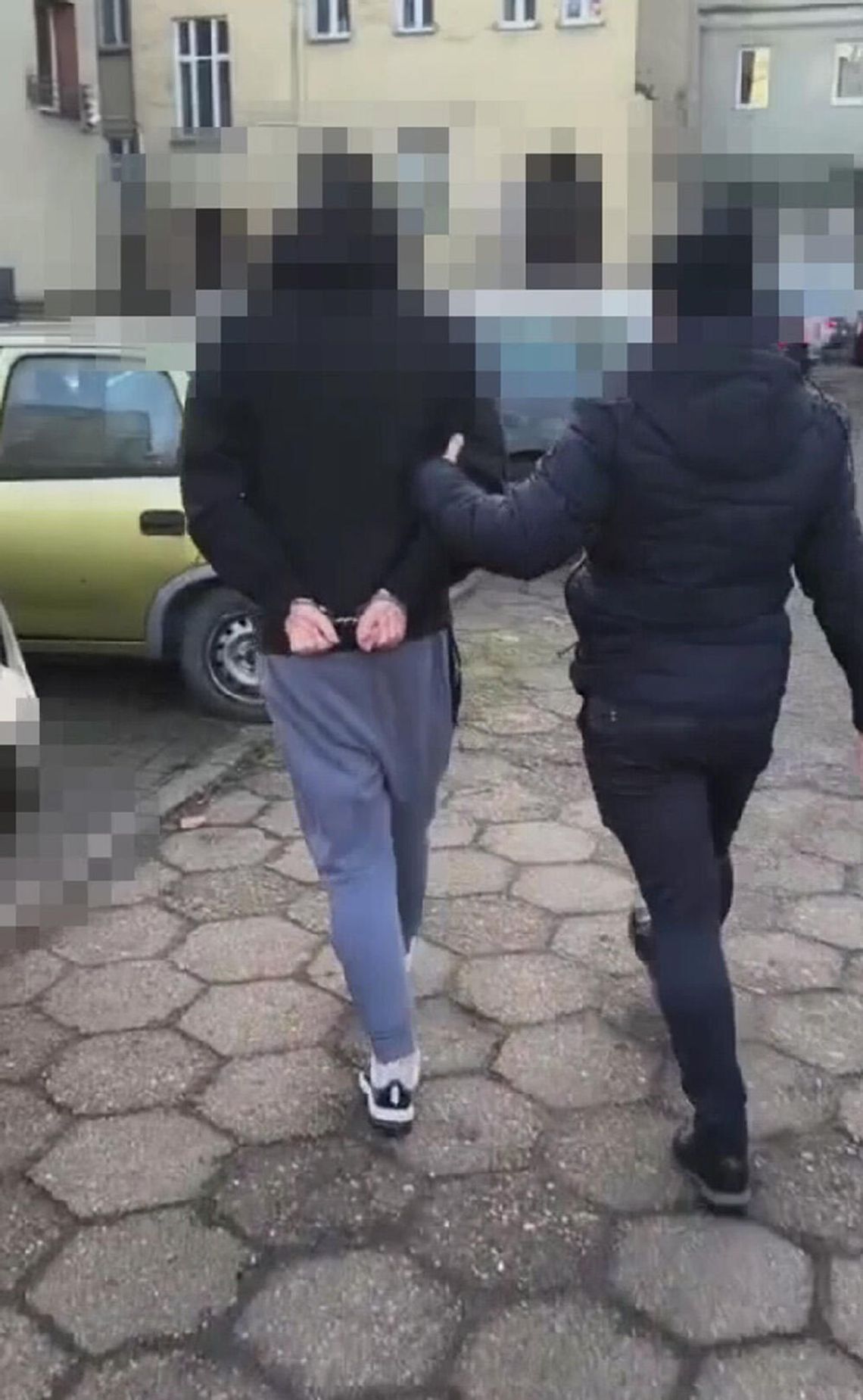 Uszkodził auto byłego szefa i groził mu pobiciem. Wystawił siebie i kumpla z narkotykami