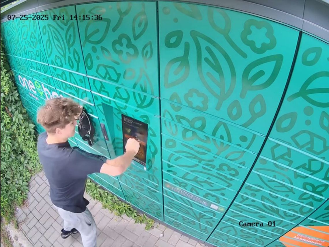 Uszkodził automat paczkowy uderzając z pięści w ekran. Policja poszukuje mężczyzny ze zdjęcia Uszkodził automat paczkowy uderzając z pięści w ekran. Policja poszukuje mężczyzny ze zdjęcia
