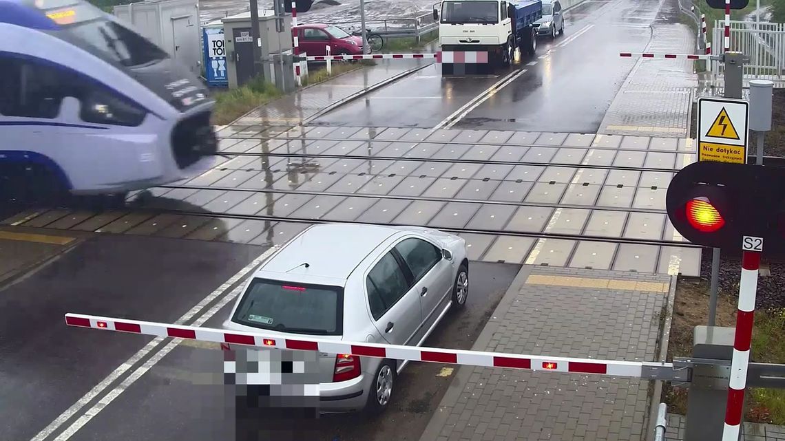 Utknął pomiędzy szlabanem a pociągiem. Maszynista musiał hamować. Potem dziadek pojechał dalej. WIDEO