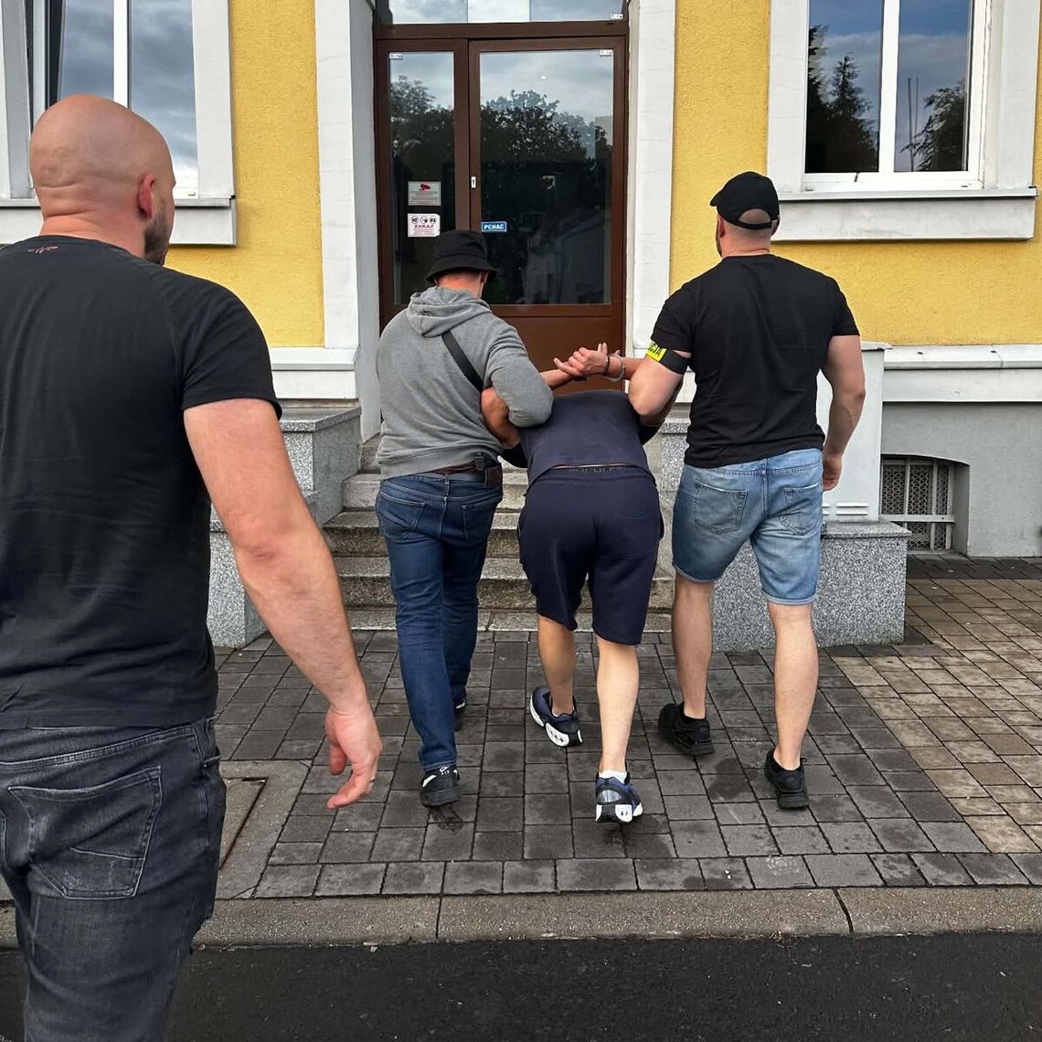 Uwierzyła w szybki zysk i straciła ponad 400 tysięcy złotych. Kurier wpadł podczas odbioru gotówki Uwierzyła w szybki zysk i straciła ponad 400 tysięcy złotych. Kurier wpadł podczas odbioru gotówki
