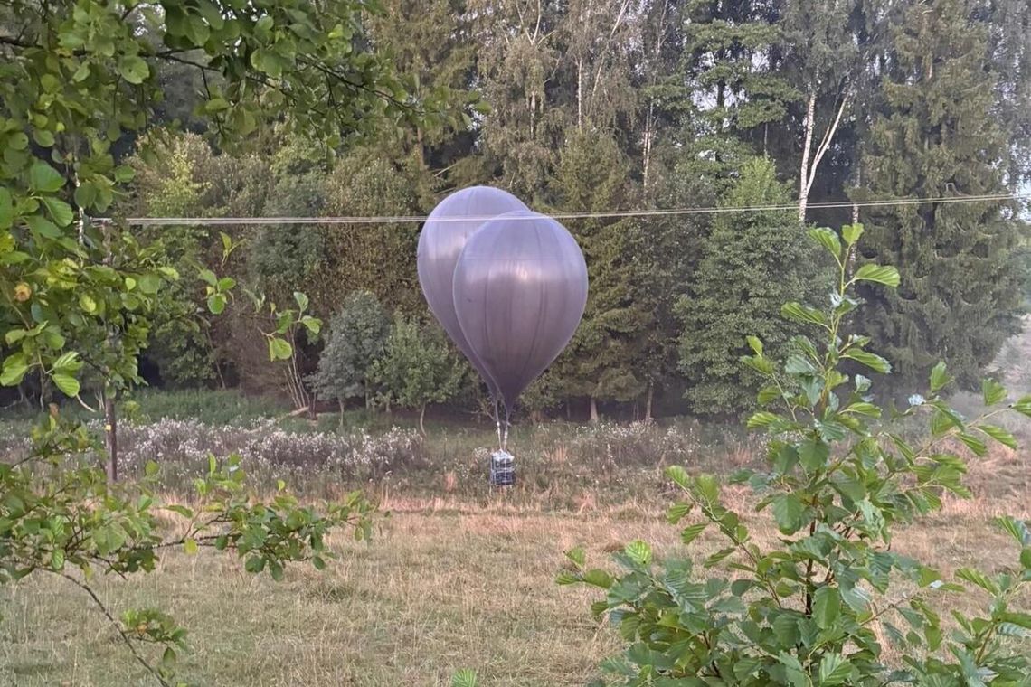 Używali balonów do przemytu papierosów przez granicę z Białorusią. Zatrzymania i przejęty towar Używali balonów do przemytu papierosów przez granicę z Białorusią. Zatrzymania i przejęty towar