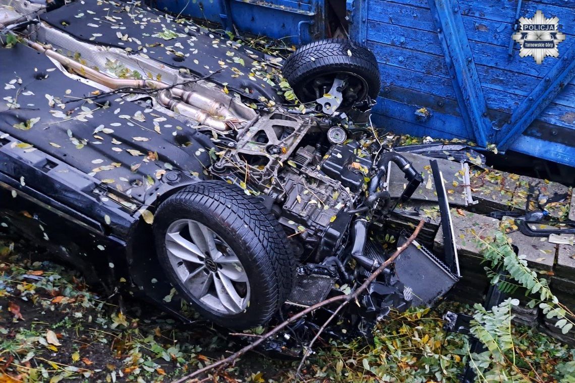 Volkswagen dachował i uderzył w wagon kolejowy. Samochodem jechało dwóch pijanych nastolatków