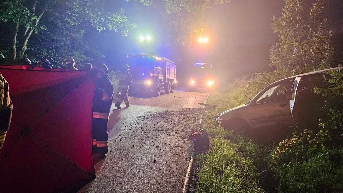 Volkswagen dachował podczas wyprzedzania. Zginęli dwaj mężczyźni, którzy wypadli z auta [FOTO]