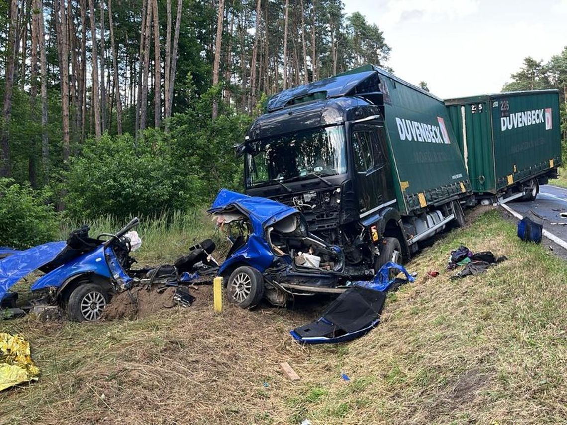 Volkswagen kompletnie rozbity po zderzeniu czołowym z ciężarówką. Kierowca zginął na miejscu