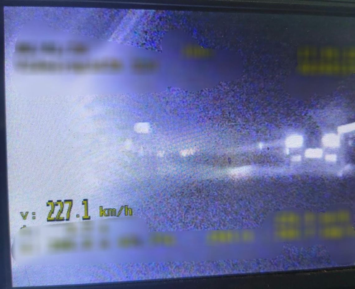 Volkswagen mknął z prędkością 227 km/h. Po sprawdzeniu okazało się, że kierowca nie ma uprawnień