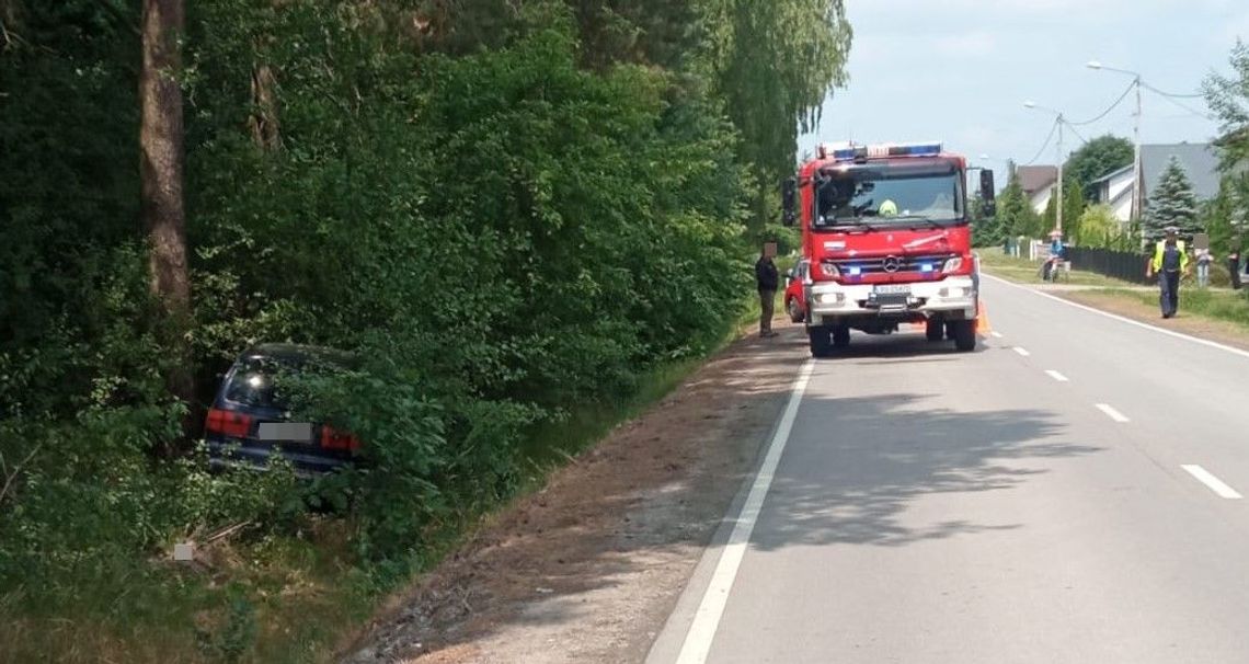 Volkswagen na prostym odcinku zjechał z drogi i uderzył w drzewo. Kierowca zginął na miejscu