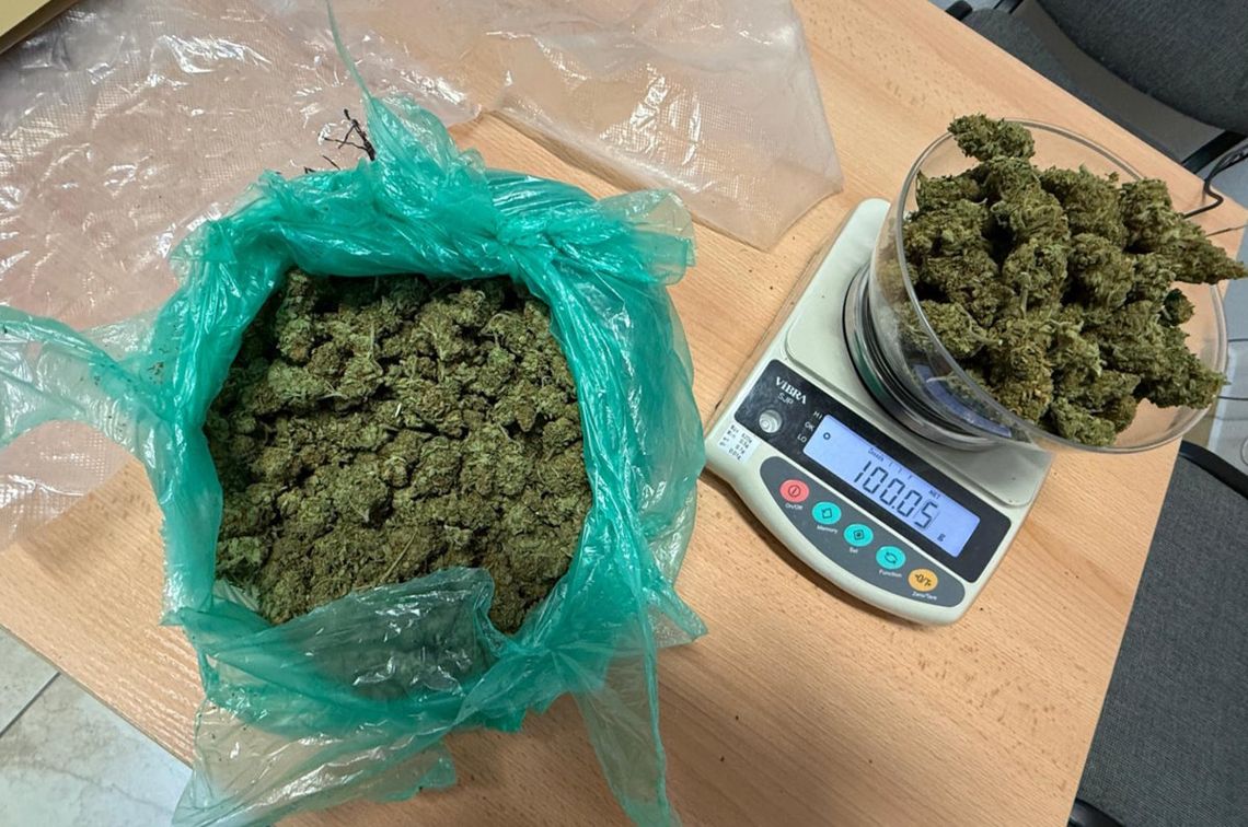 Volkswagen nie zatrzymał się do kontroli, podczas pościgu pasażer wyrzucił torbę z narkotykami Volkswagen nie zatrzymał się do kontroli, podczas pościgu pasażer wyrzucił torbę z narkotykami