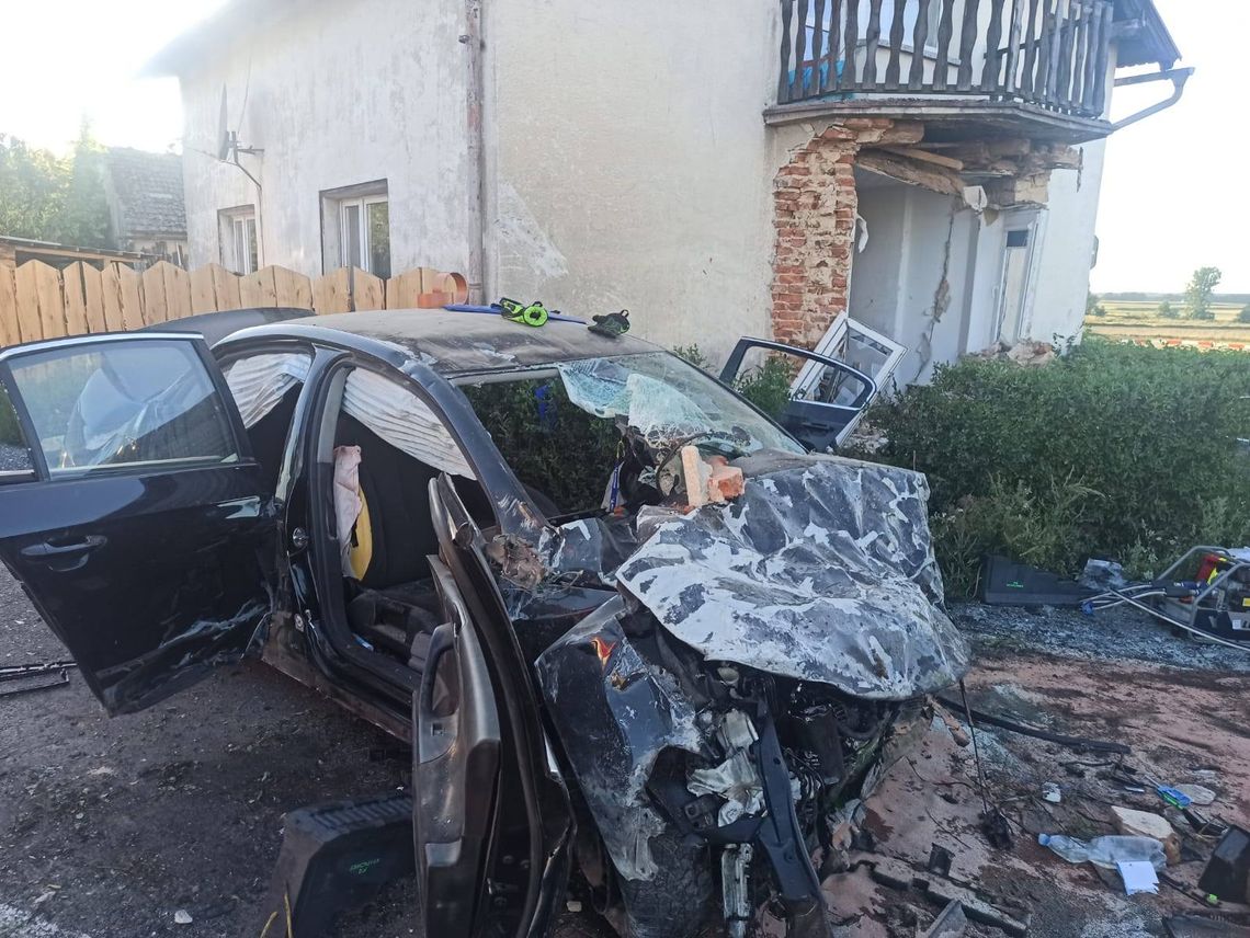 Volkswagen przebił elewację domu. Śmigłowiec LPR zabrał ciężko rannego kierowcę do szpitala