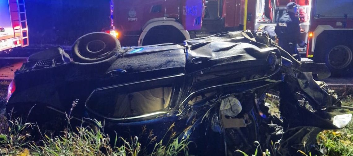 Volkswagen uderzył w nasyp i drzewo. Młody kierowca nie miał szans na przeżycie Volkswagen uderzył w nasyp i drzewo. Młody kierowca nie miał szans na przeżycie