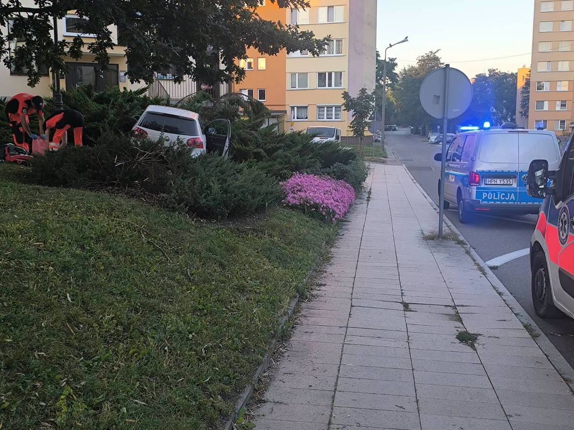 Volkswagen uderzył w słupki chodnikowe i wjechał na skwer. Kierowca nie żyje Volkswagen uderzył w słupki chodnikowe i wjechał na skwer. Kierowca nie żyje