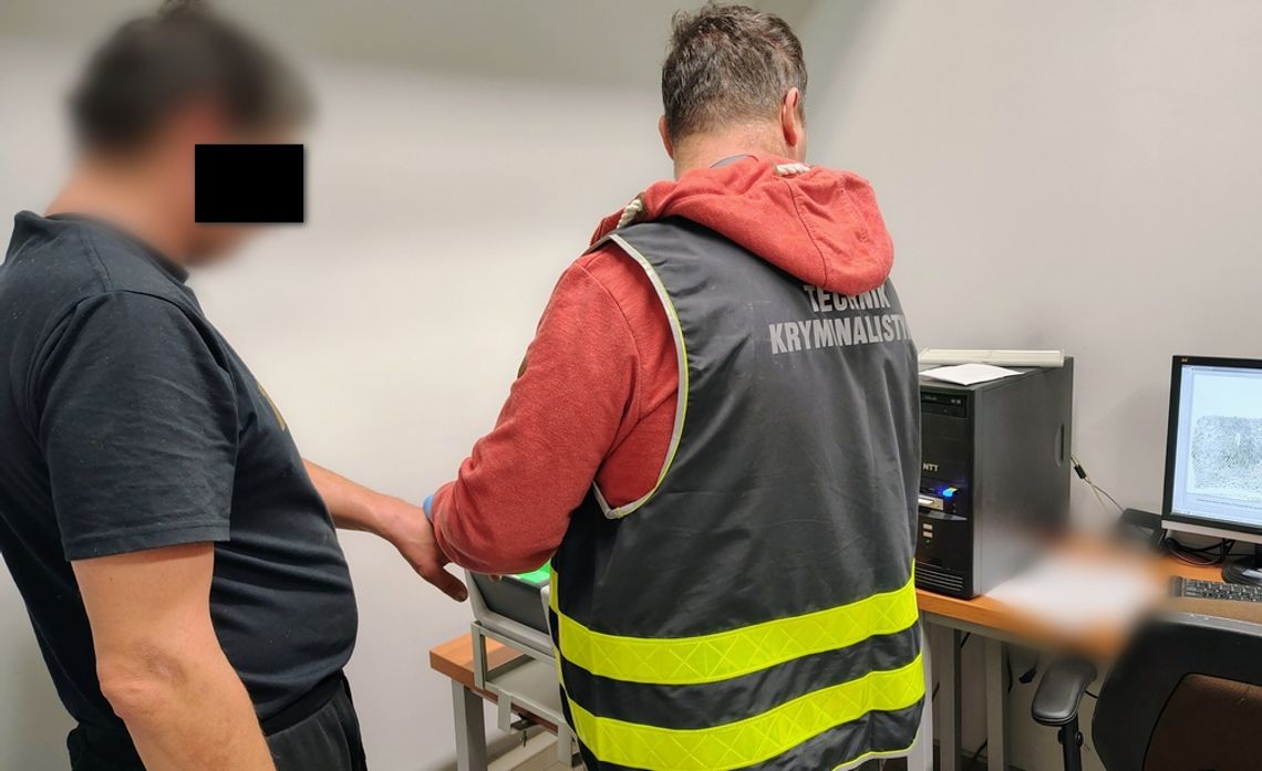 Volkswagen w rowie, w aucie 40-latek i jego 6-letni syn. Kierowca wydmuchał ponad 3,5 promila Volkswagen w rowie, w aucie 40-latek i jego 6-letni syn. Kierowca wydmuchał ponad 3,5 promila