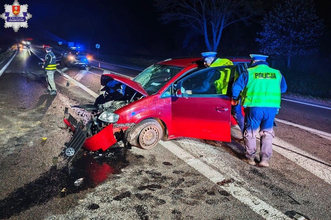 Volkswagen wbił się w tył ciągnika. Trzy osoby trafiły do szpitala po wypadku na DK 17