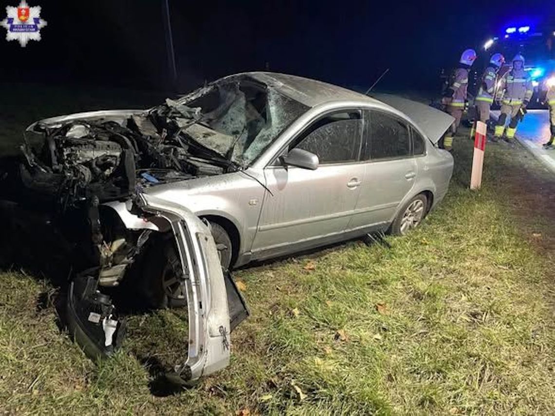 Volkswagen wbił się w tył przyczepy ciągnika. Kierowca tłumaczył, że oślepiły go światła Volkswagen wbił się w tył przyczepy ciągnika. Kierowca tłumaczył, że oślepiły go światła