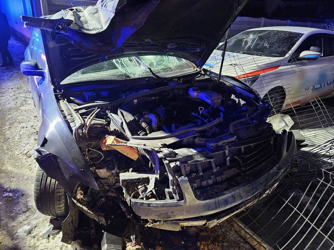 Volkswagen wjechał na chodnik i uderzył w matkę z dzieckiem. 25-letni kierowca uciekł, bo był pijany Volkswagen wjechał na chodnik i uderzył w matkę z dzieckiem. 25-letni kierowca uciekł, bo był pijany