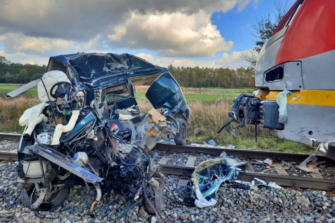 Volkswagen wjechał pod pociąg. 31-letni kierowca zginął na miejscu