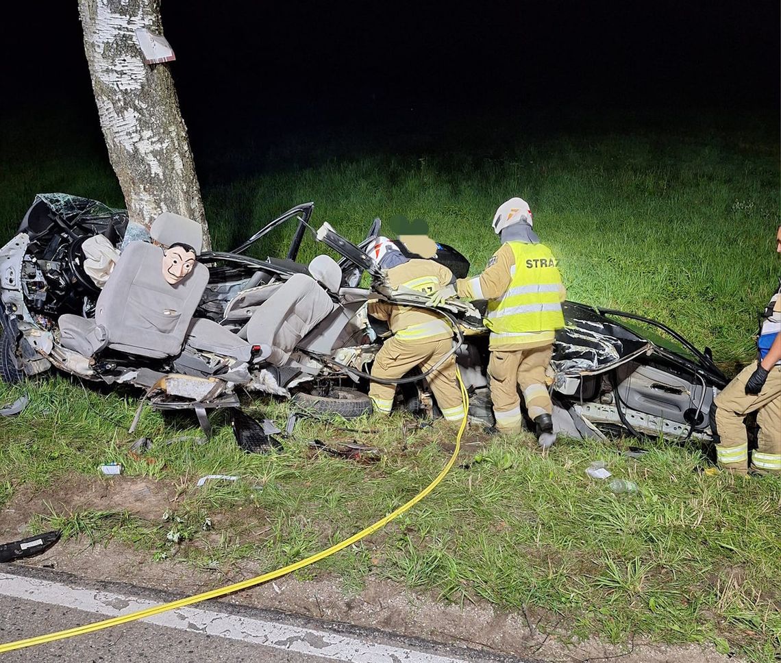 Volkswagen wjechał w drzewo. Auto rozpadło się na kawałki, zginął 29-letni kierowca [ZDJĘCIA]