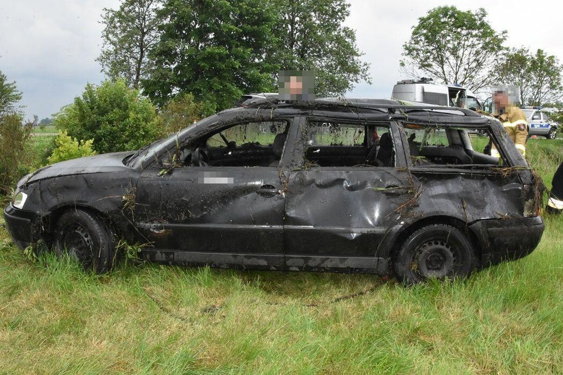 Volkswagen wypadł z drogi, dachował i wylądował w rowie. Kierująca zmarła po kilkunastu godzinach