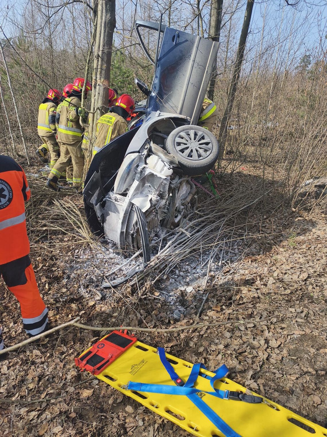 Volkswagen wypadł z drogi i owinął się wokół drzewa. Kierowca i pasażer zostali ciężko ranni