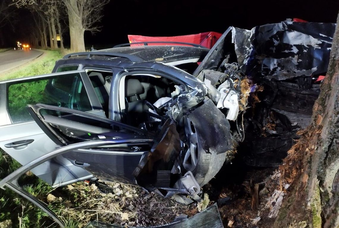Volkswagen wypadł z drogi i uderzył w drzewo. Młoda kobieta zginęła na miejscu