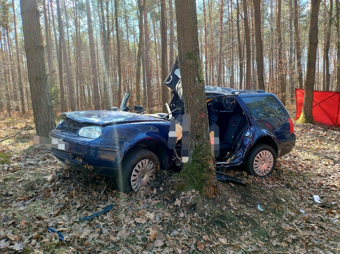 Volkswagen wypadł z drogi i uderzył w drzewo. W wypadku zginęła 36-letnia kobieta. FOTO