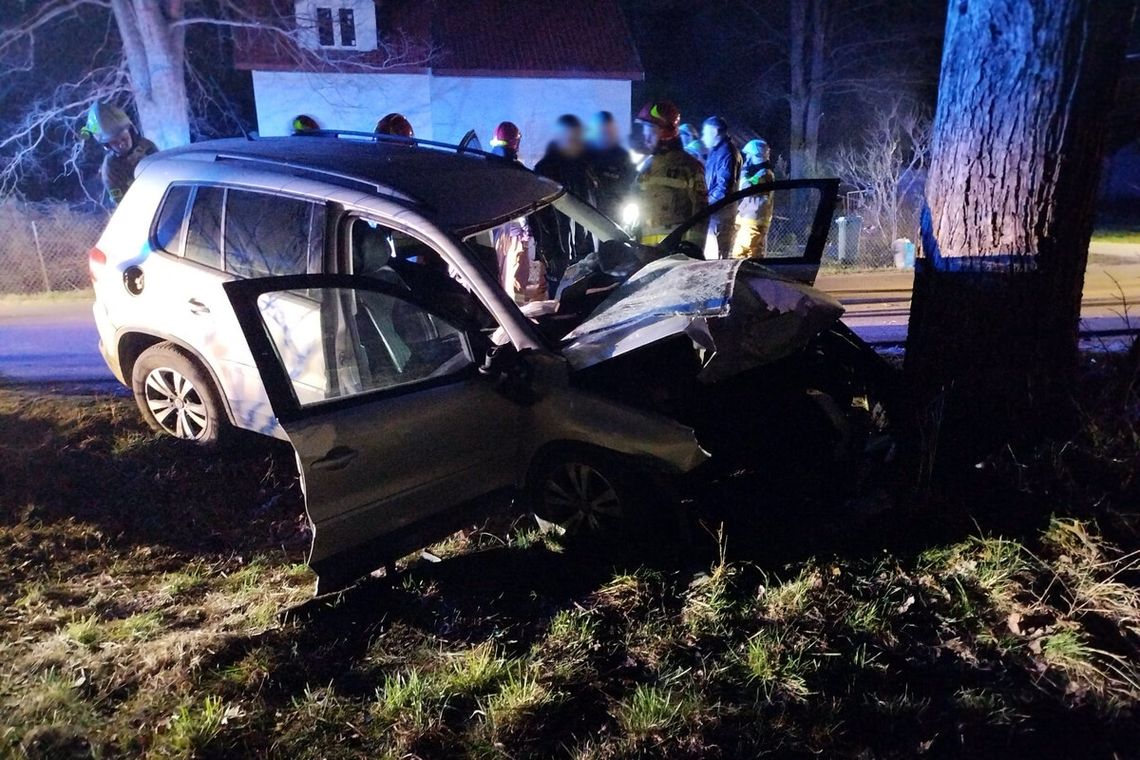 Volkswagen wypadł z drogi i wbił się w drzewo. Kierowca zginął, pasażer został ranny