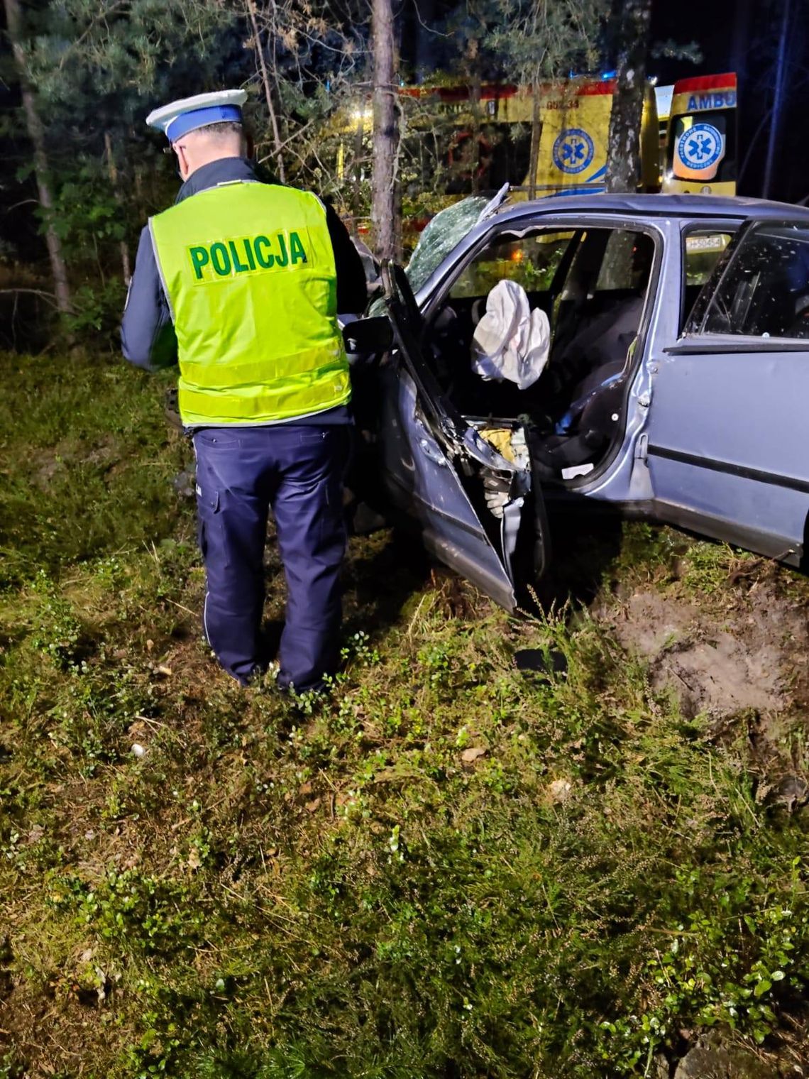 Volkswagen wypadł z drogi i wbił się w drzewo. Zginął pasażer, kierowca jest w stanie ciężkim