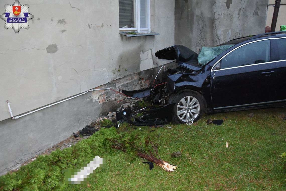 Volkswagen z ogromnym impetem wjechał w dom. 23-letni kierowca był pijany [WIDEO]