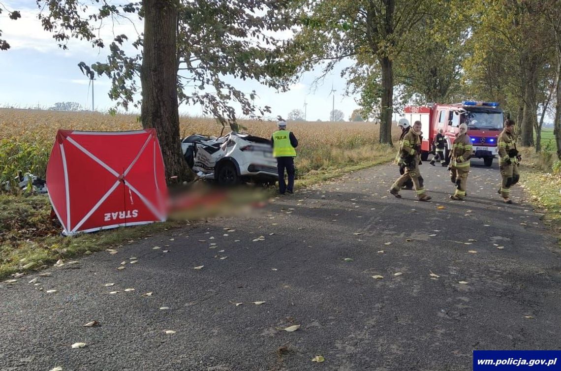 Volkswagen zjechał z drogi i uderzył bokiem w drzewo. 34-letni kierowca zginął na miejscu Volkswagen zjechał z drogi i uderzył bokiem w drzewo. 34-letni kierowca zginął na miejscu