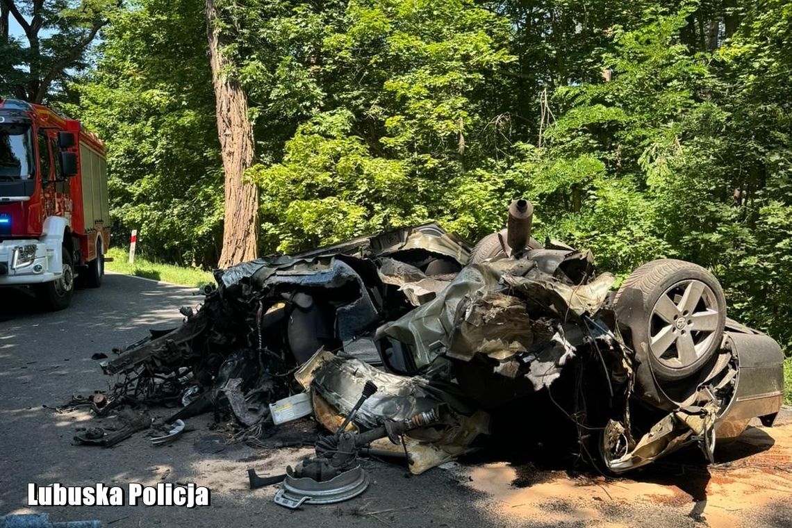 Volkswagen zjechał z drogi i uderzył w drzewo. 42-letni kierowca zginął na miejscu