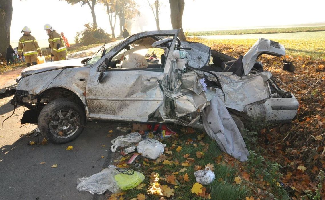 Volkswagen zjechał z drogi, uderzył w drzewo i dachował. Kierująca wydmuchała blisko 1,5 promila