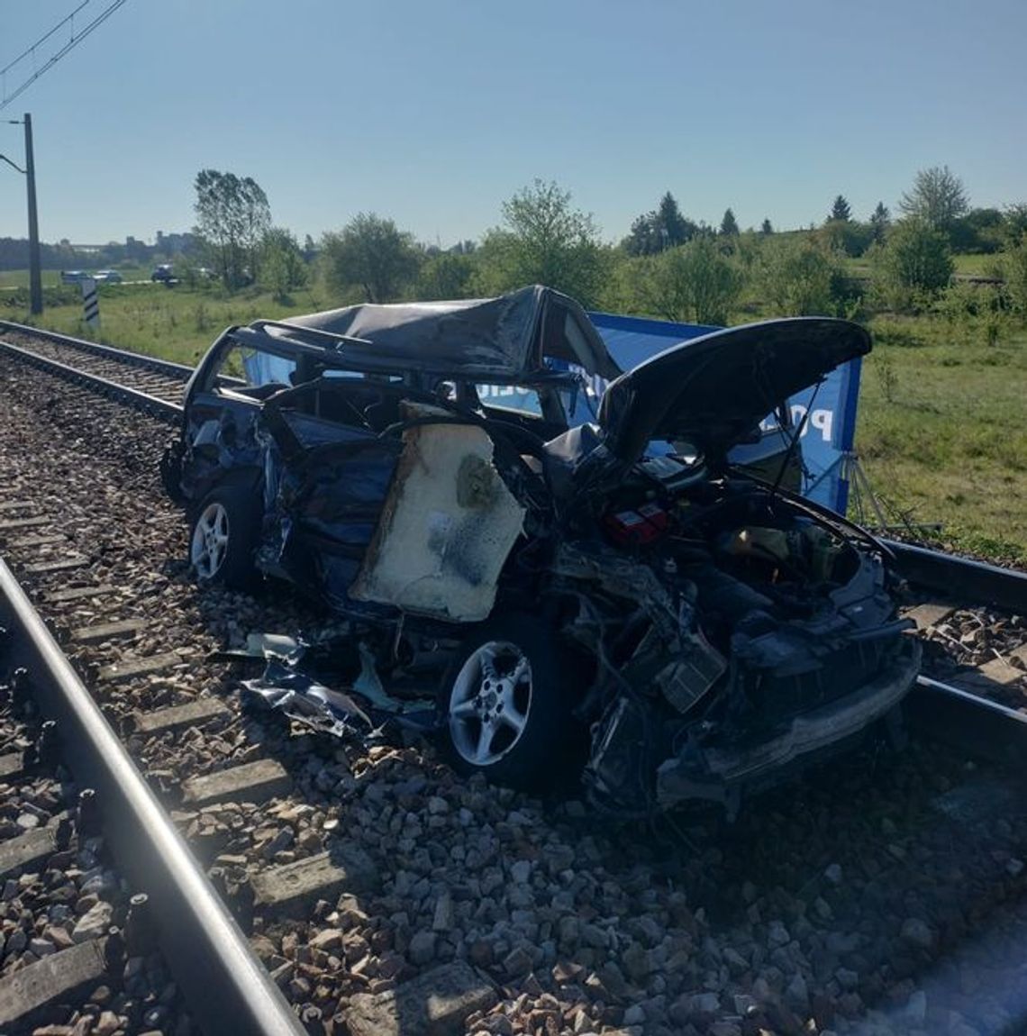 Volkswagen zmieciony na przejeździe kolejowym. Kierowca nie miał szans na przeżycie Volkswagen zmieciony na przejeździe kolejowym. Kierowca nie miał szans na przeżycie