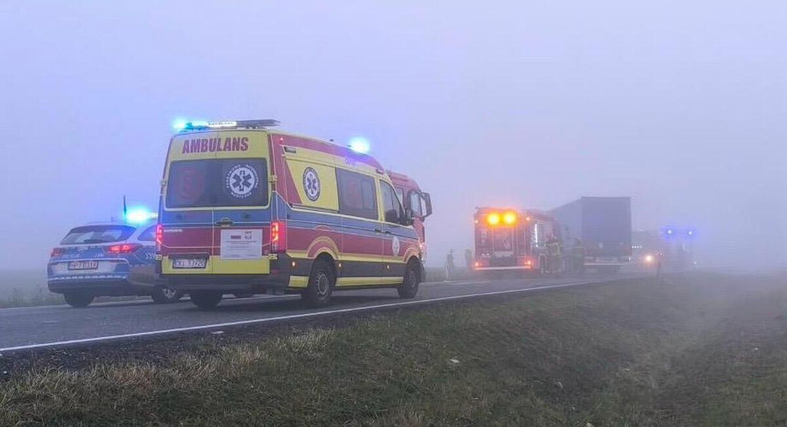 Volvo uderzyło bokiem w ciężarówkę. 36-letni kierowca nie przeżył