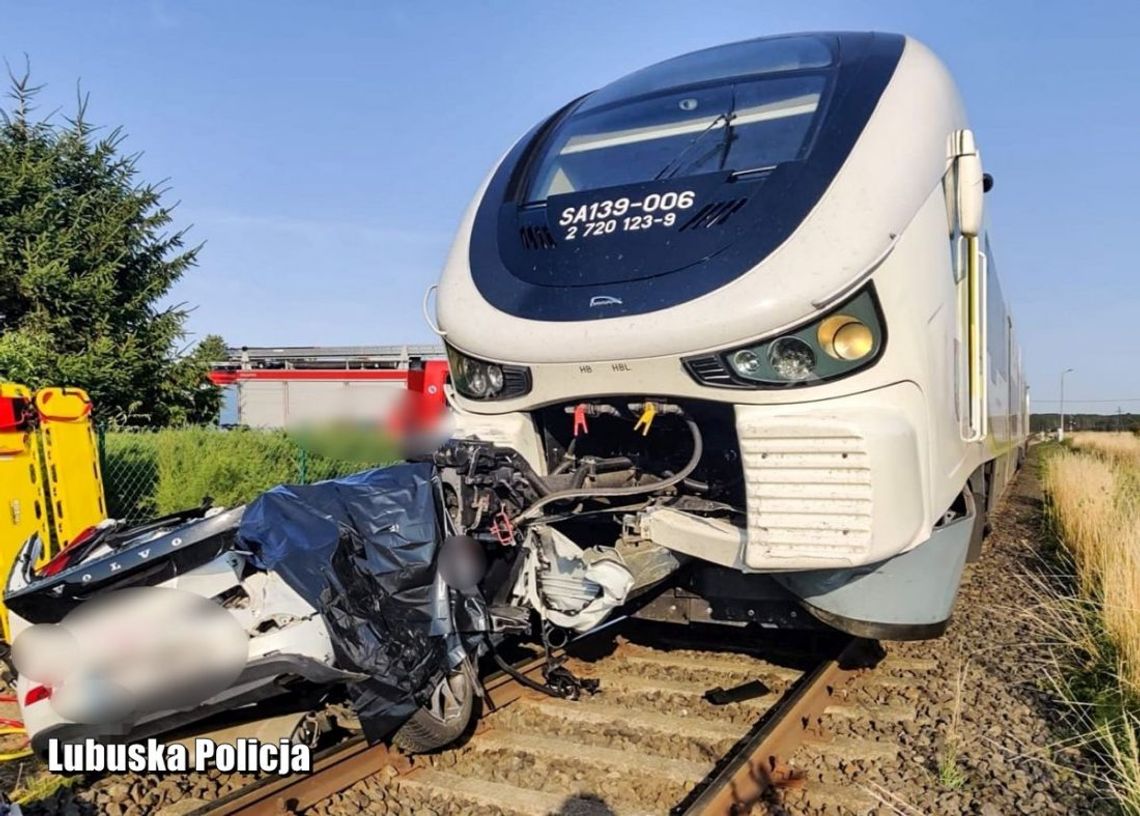 Volvo wjechało pod rozpędzony szynobus. Zginęły trzy osoby podróżujące osobówką