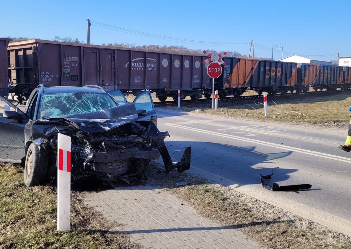 Volvo wjechało w bok lokomotywy. Pięć osób odniosło obrażenia, stan dwóch określono jako ciężki