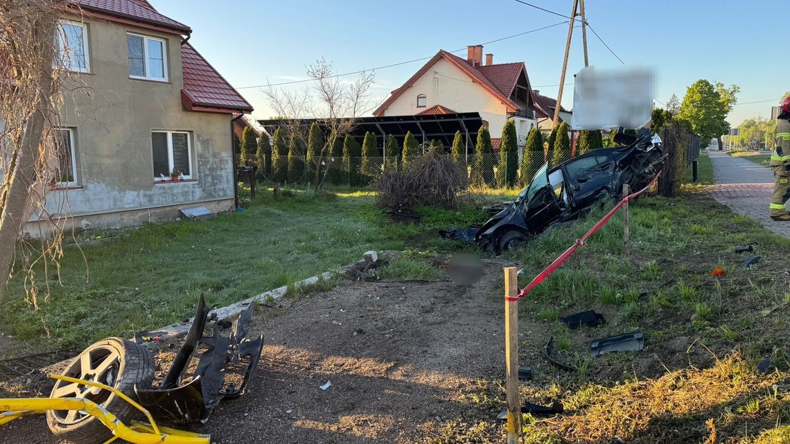 Volvo wypadło z drogi i śmiertelnie potrąciło pieszego. W aucie pijany 30-latek i pijana 20-latka