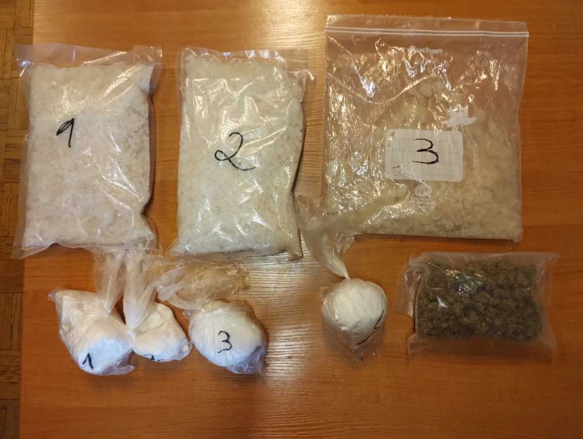 W aucie i mieszkaniu trzymał blisko 3,5 kg różnych narkotyków. Grozi mu kara do 10 lat więzienia