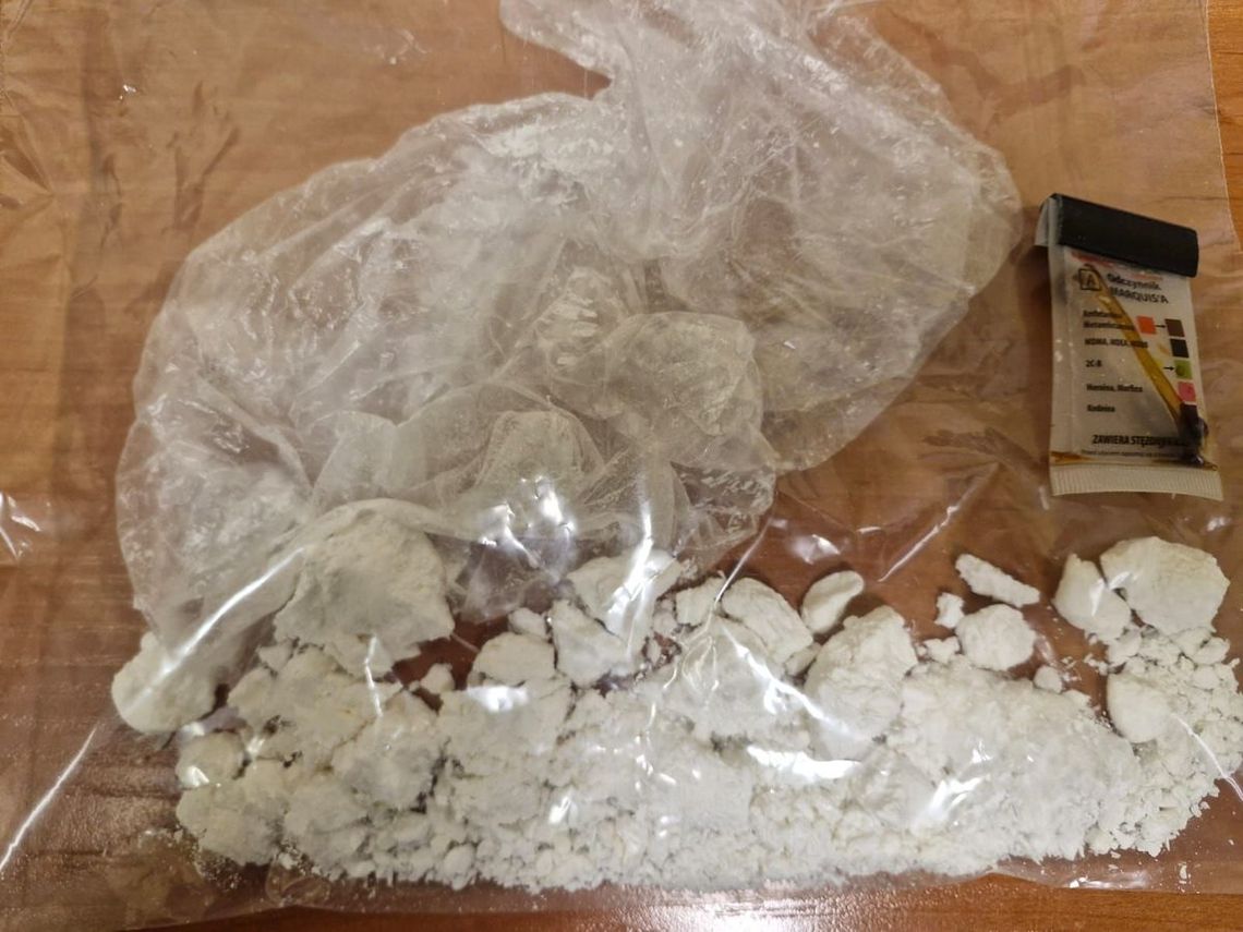 W aucie mężczyzna, dwie kobiety, amfetamina i mefedron. Wpadli podczas kontroli drogowej W aucie mężczyzna, dwie kobiety, amfetamina i mefedron. Wpadli podczas kontroli drogowej