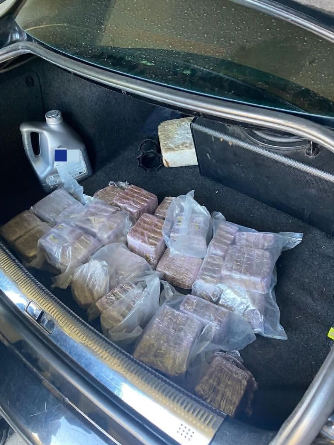 W bagażniku Volkswagena ukrywał 17 kilogramów haszyszu. Diler wpadł w zasadzkę kryminalnych W bagażniku Volkswagena ukrywał 17 kilogramów haszyszu. Diler wpadł w zasadzkę kryminalnych