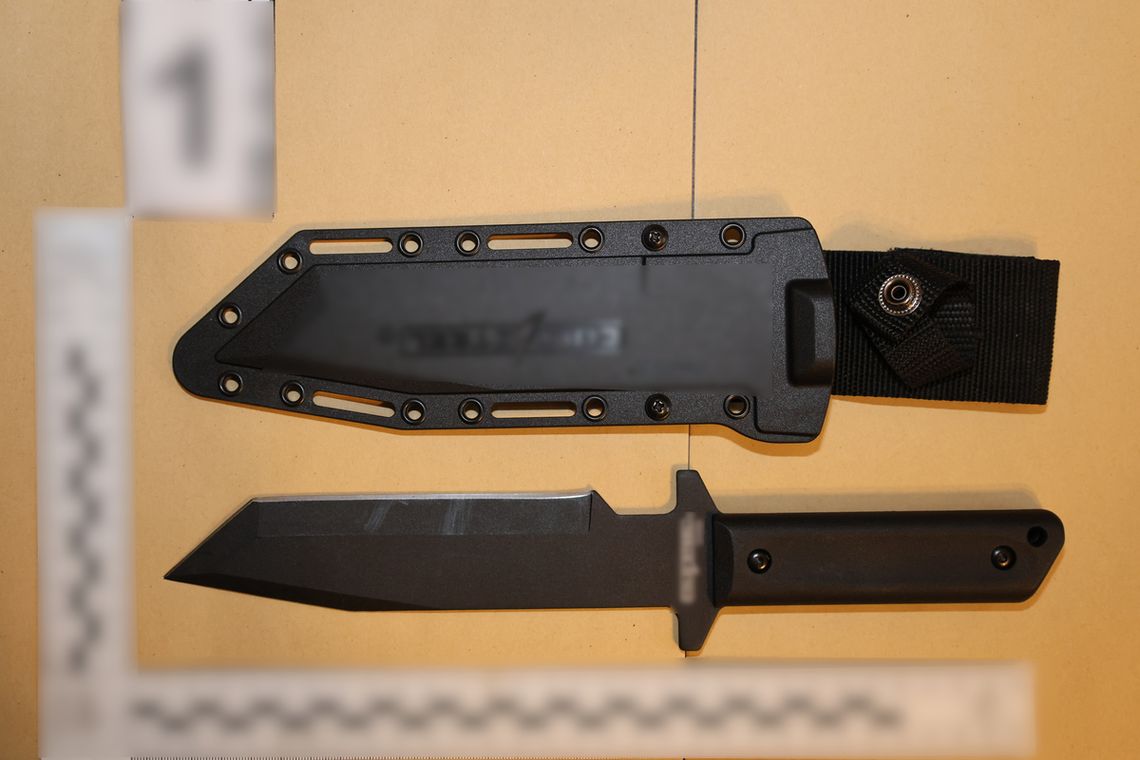 W biały dzień dźgnęła nożem 77-latkę. Policjanci publikują wizerunek młodej kobiety i proszą o pomoc