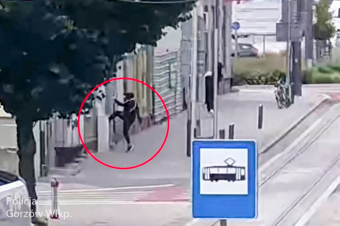 W biały dzień kopniakami rozwalił witrynę sklepową i zabrał towar. 18-latek zatrzymany