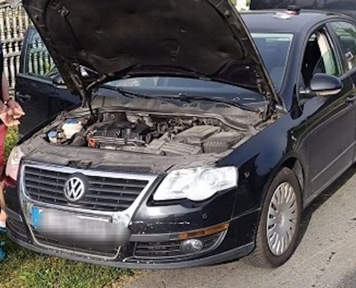 W biały dzień spali w samochodzie na drodze. Policjanci znaleźli przy dwóch mężczyznach narkotyki W biały dzień spali w samochodzie na drodze. Policjanci znaleźli przy dwóch mężczyznach narkotyki