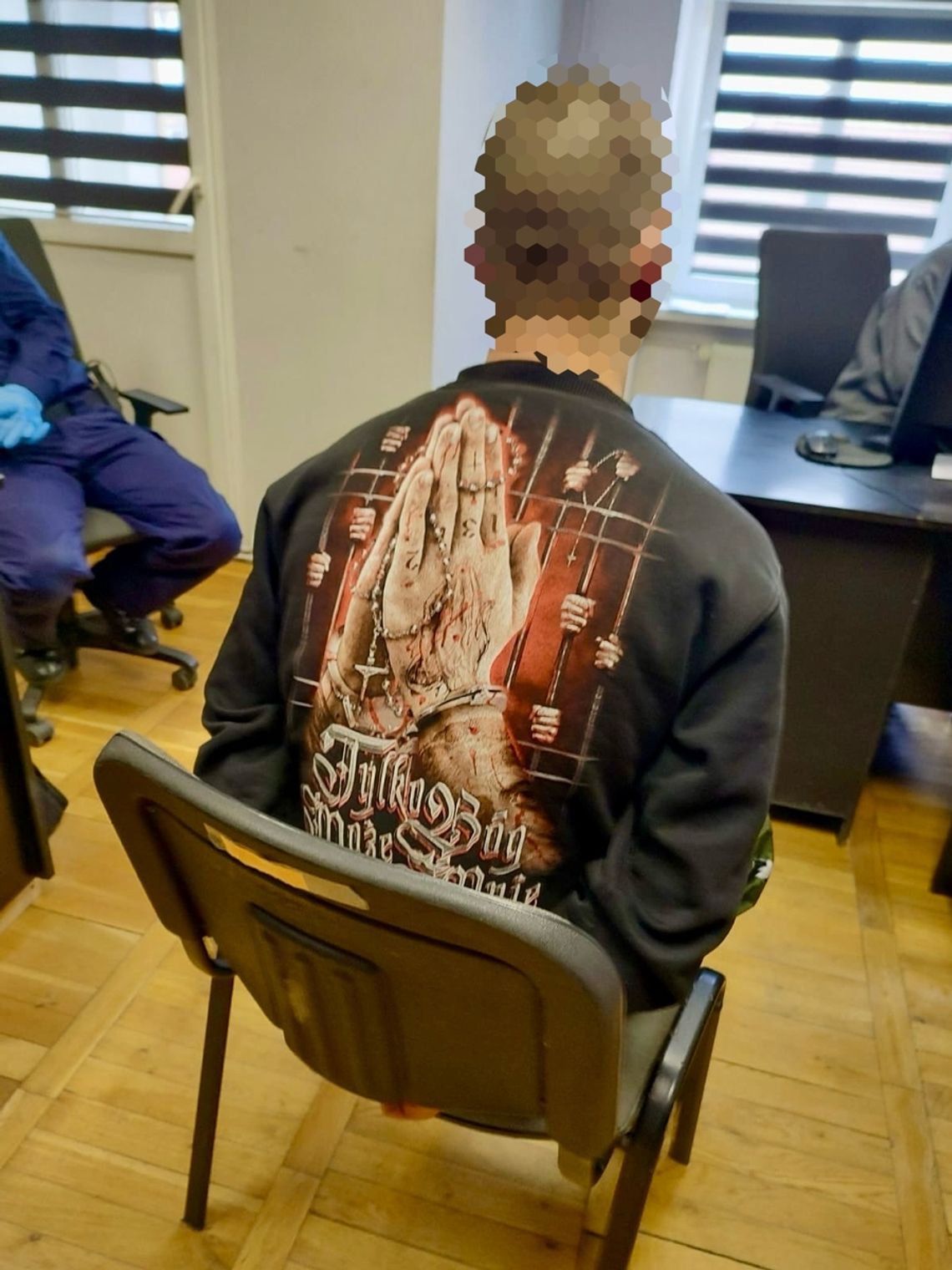 W bluzie "Tylko Bóg może mnie sądzić" napadł z nożem na mężczyznę wykonującego roboty drogowe